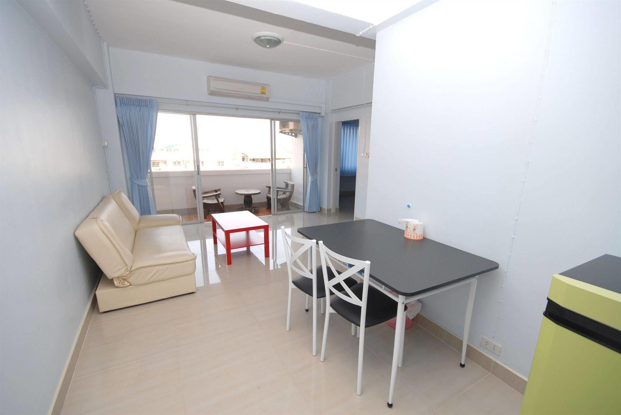 Cozy Loft Hostel Pattaya Exterior photo